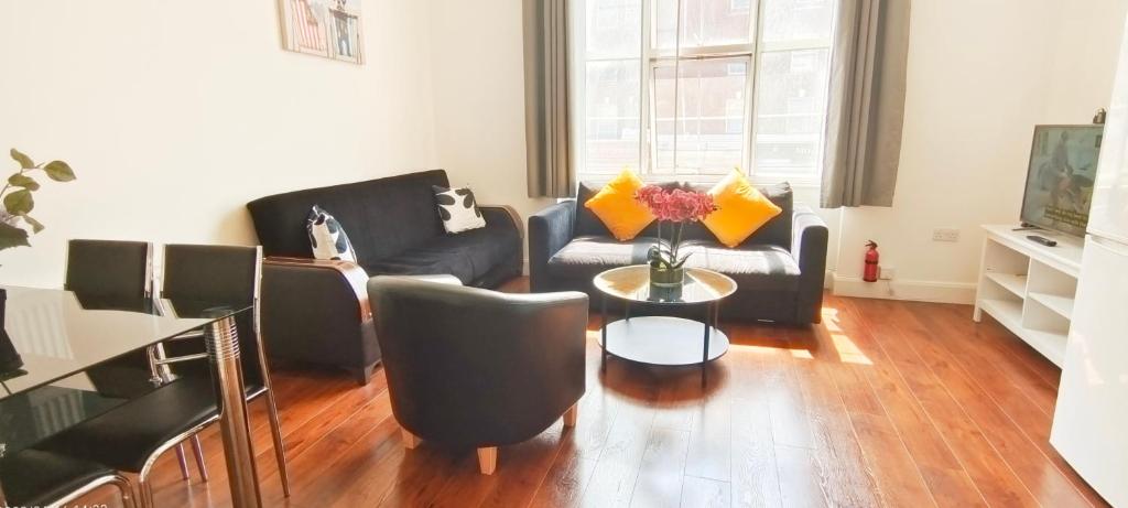 - un salon avec un canapé et une table dans l'établissement Lovely Beautiful Apartment in Marble Arch, à Londres