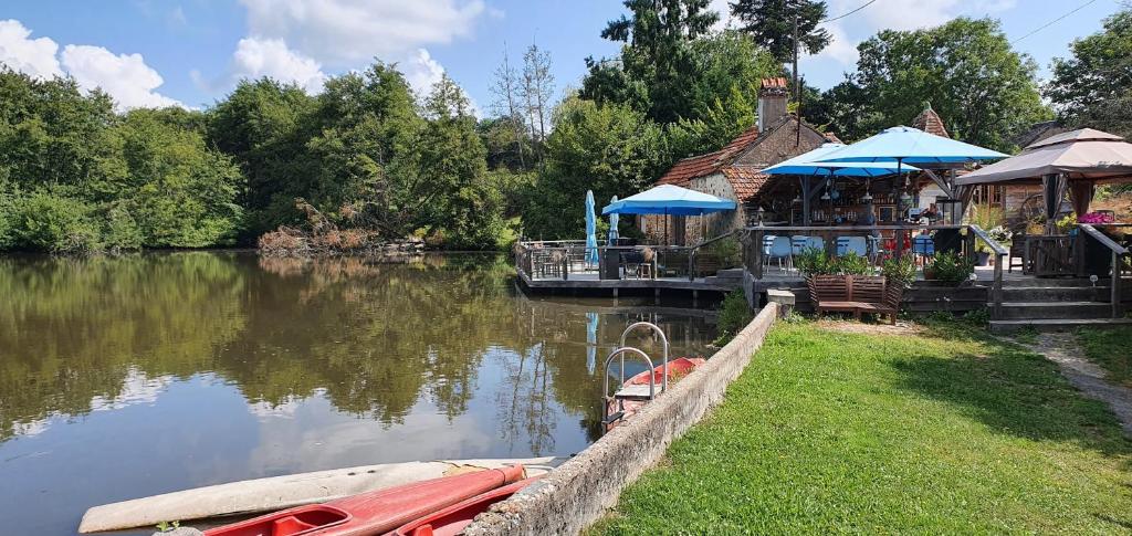 Výhled na řeku, která protéká v blízkosti luxury tent