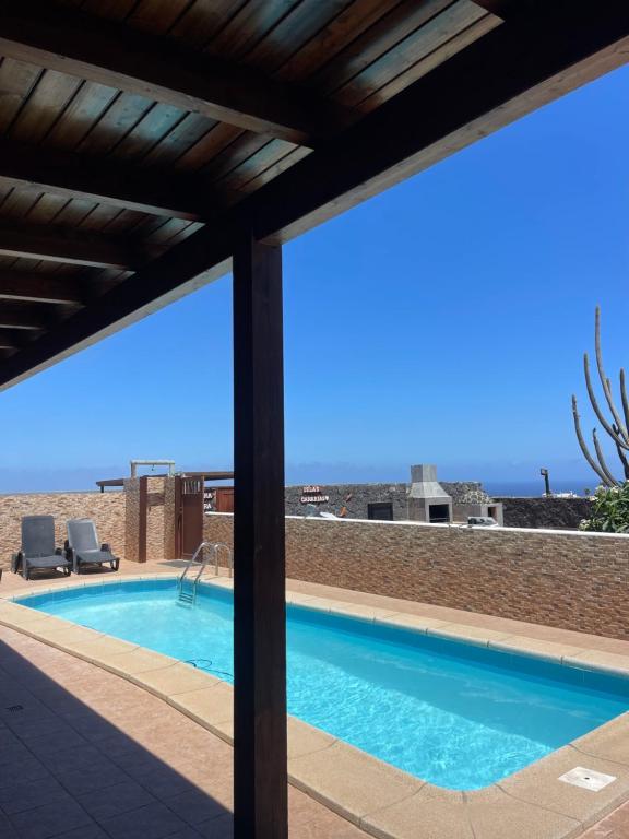 una piscina con vistas al océano desde una casa en Apartamento La Parra, en Güime