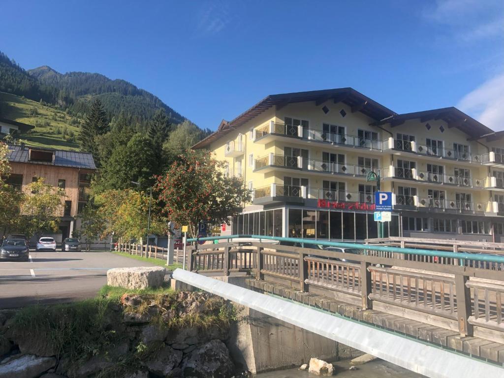 Nespecifikovaný výhled na hory nebo výhled na hory při pohledu z hotelu