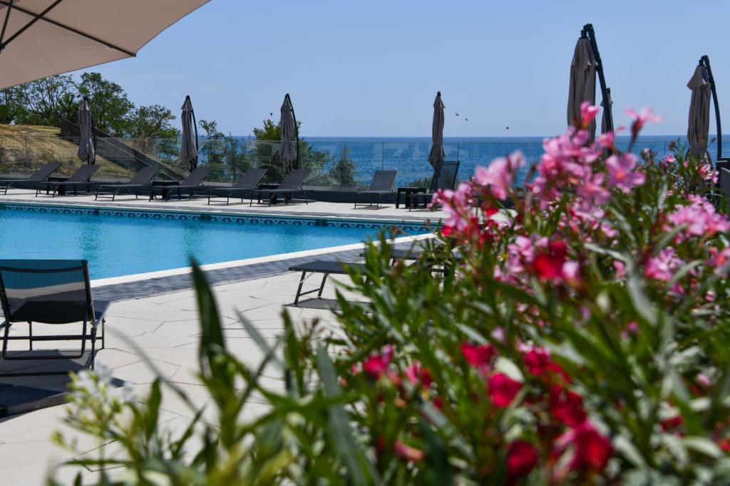 Bazén v ubytování HOTEL TOPAZ 4* CAP AURORA nebo v jeho okolí
