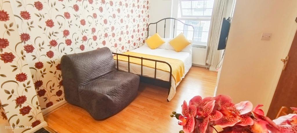 ein kleines Schlafzimmer mit einem Bett und einem Stuhl in der Unterkunft Venus 218 flat 4 at Marble Arch in London
