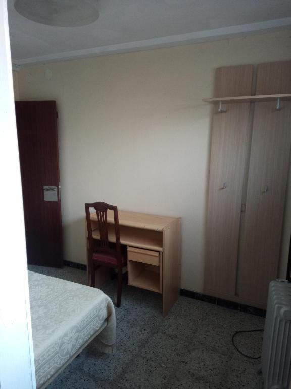 A bed or beds in a room at Pensión ** Abacá Gijón