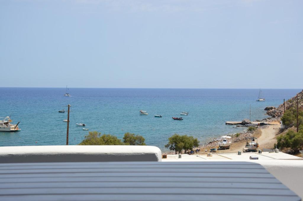 - Vistas a una playa con barcos en el agua en Aqua Vista Agia Kyriaki, en Agia Kiriaki Beach