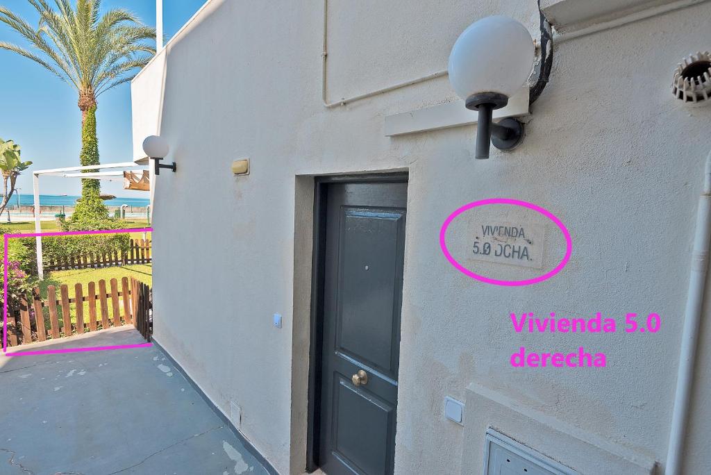 Fotografia z galérie ubytovania On Beach Deluxe Apartment with Pools and own Garden v destinácii El Puerto de Santa María
