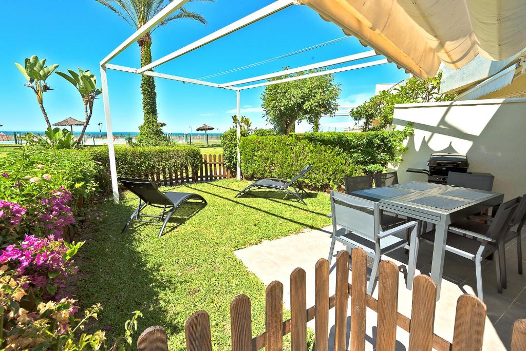 Vonkajšia záhrada v ubytovaní On Beach Deluxe Apartment with Pools and own Garden