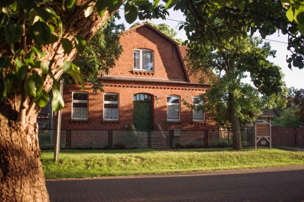 的住宿－Shropshire House，街上有一扇绿门的砖房