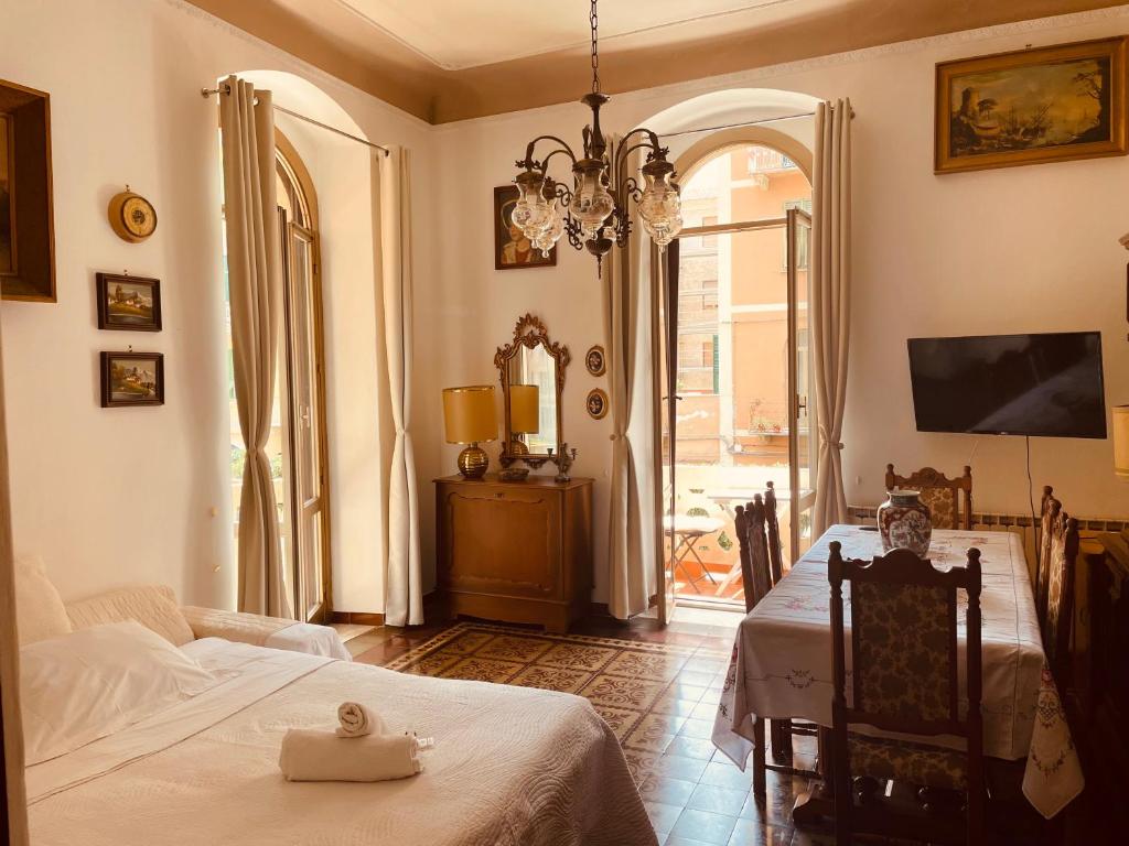 een slaapkamer met 2 bedden en een kroonluchter bij Appartamento retrò-chic in La Spezia in La Spezia