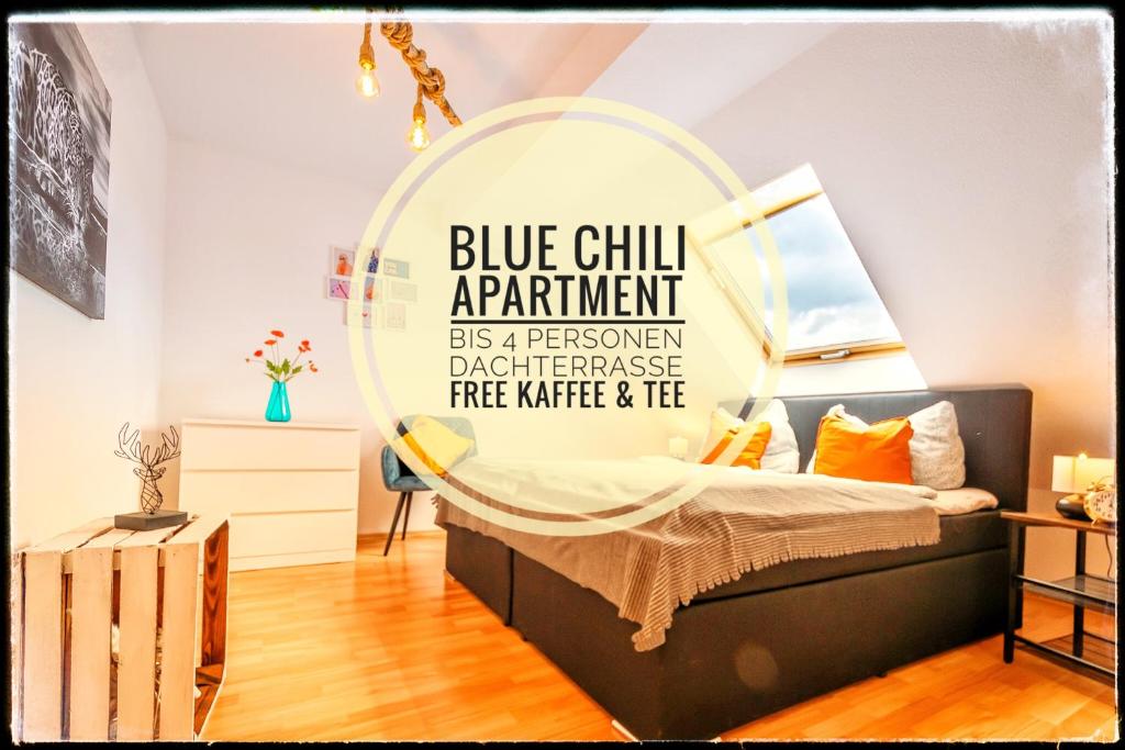un dormitorio con una cama y un letrero que dice "apartamento frío azul" en Blue Chili 19 Schöne Dachterasse Zentral Modern bis 4 Pers, en Magdeburgo