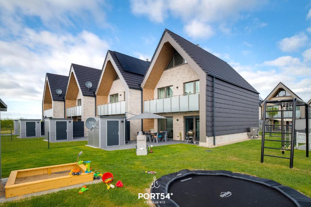 una casa grande con techo de gambrel en Ferienhaus Frische Brise en Büsum