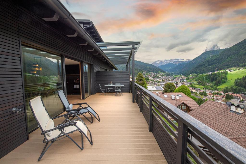 d'un balcon avec des chaises et une vue sur les montagnes. dans l'établissement Villa Mayr, à Ortisei