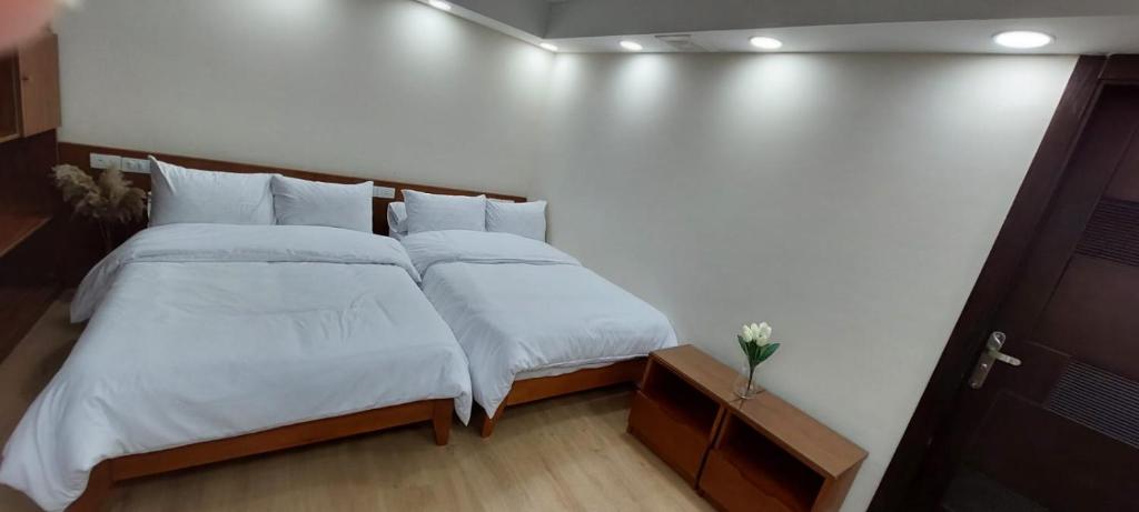 sypialnia z dużym łóżkiem z białą pościelą w obiekcie Marron studios 6 w Kairze