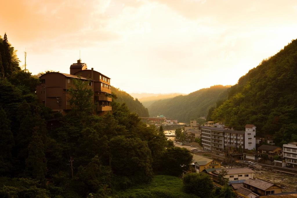 een uitzicht op de stad vanaf een heuvel met een gebouw bij Shinshiyo in Hita
