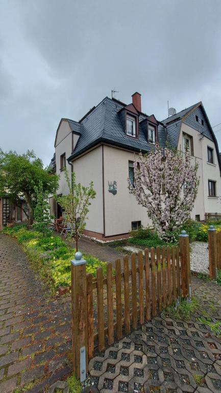 una casa con una recinzione di legno di fronte ad essa di Kleine Auszeit a Plauen
