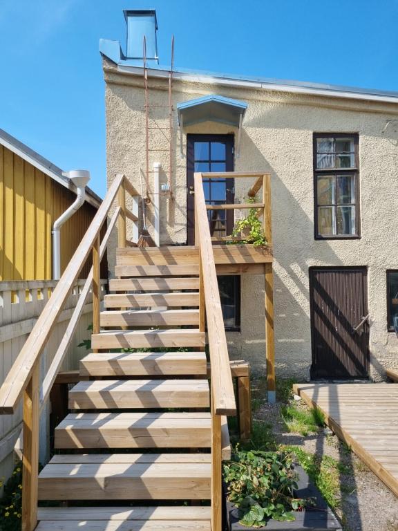 uma escada de madeira que leva a uma casa em Hurmaava ullakkoasunto Vanhan Rauman laidalla em Rauma