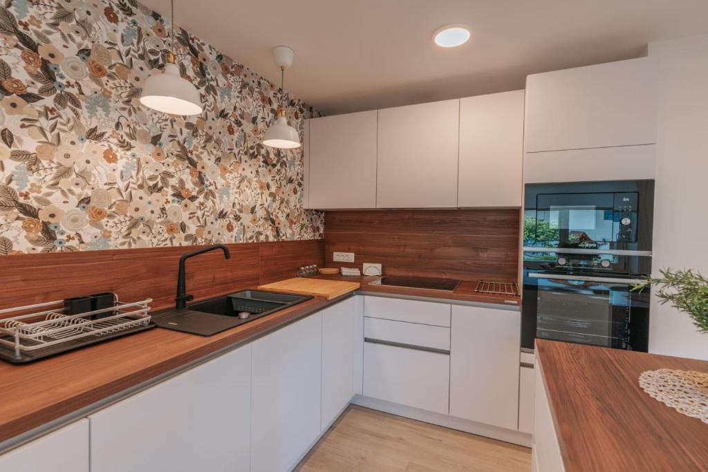 Kuchyň nebo kuchyňský kout v ubytování APARTMA LAMBERGER