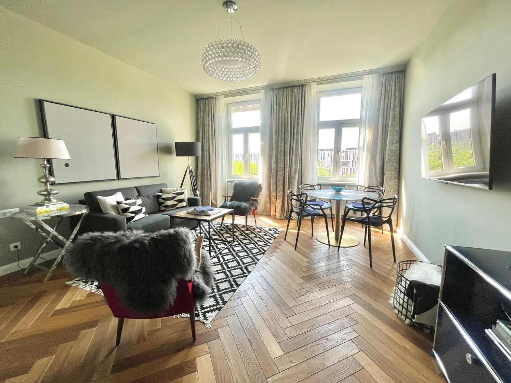 維也納的住宿－New Luxury Apartment Vienna，客厅配有沙发和桌子