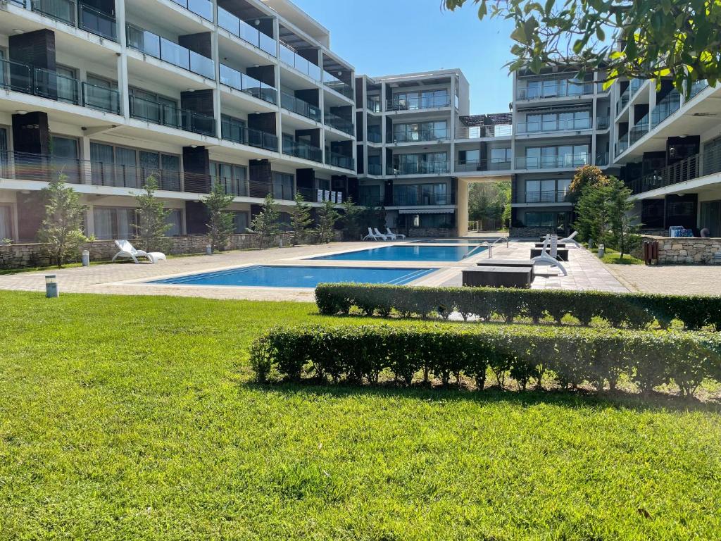 un edificio de apartamentos con una piscina en un patio en Private apartments in yooBulgaria complex in Obzor, en Obzor
