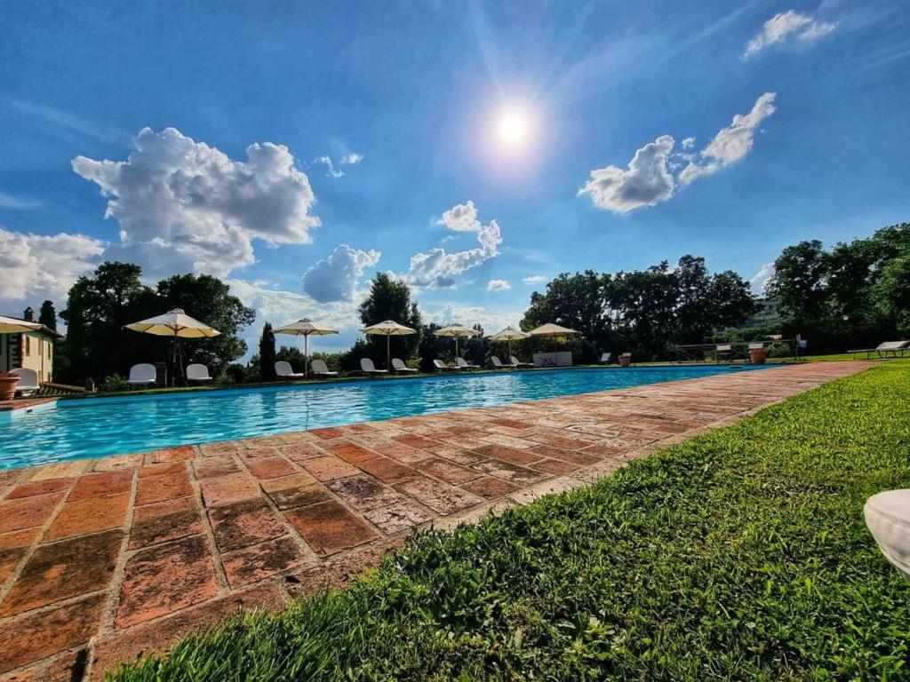 Bazén v ubytování Relais Villa Baldelli nebo v jeho okolí