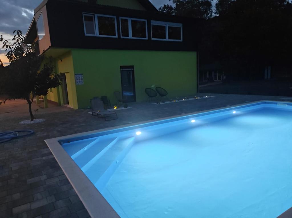 Bazén v ubytování Lika Relax and Party House with sauna, jacuzzi and outdoor heated swimming pool nebo v jeho okolí