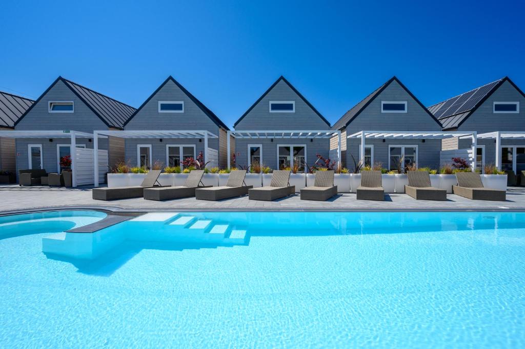 a row of houses with a swimming pool at Resort Za Lasem in Jarosławiec