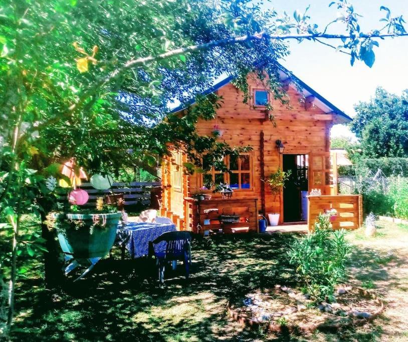 Massay的住宿－Agréable chalet en bois et son extérieur，小木屋前面设有桌子