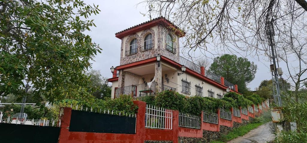 un edificio con una torre dell'orologio in cima a una recinzione di LA CASA GRANDE a Siviglia