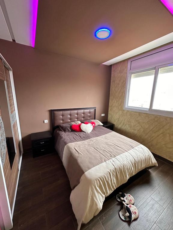 Postel nebo postele na pokoji v ubytování Pink House Martil