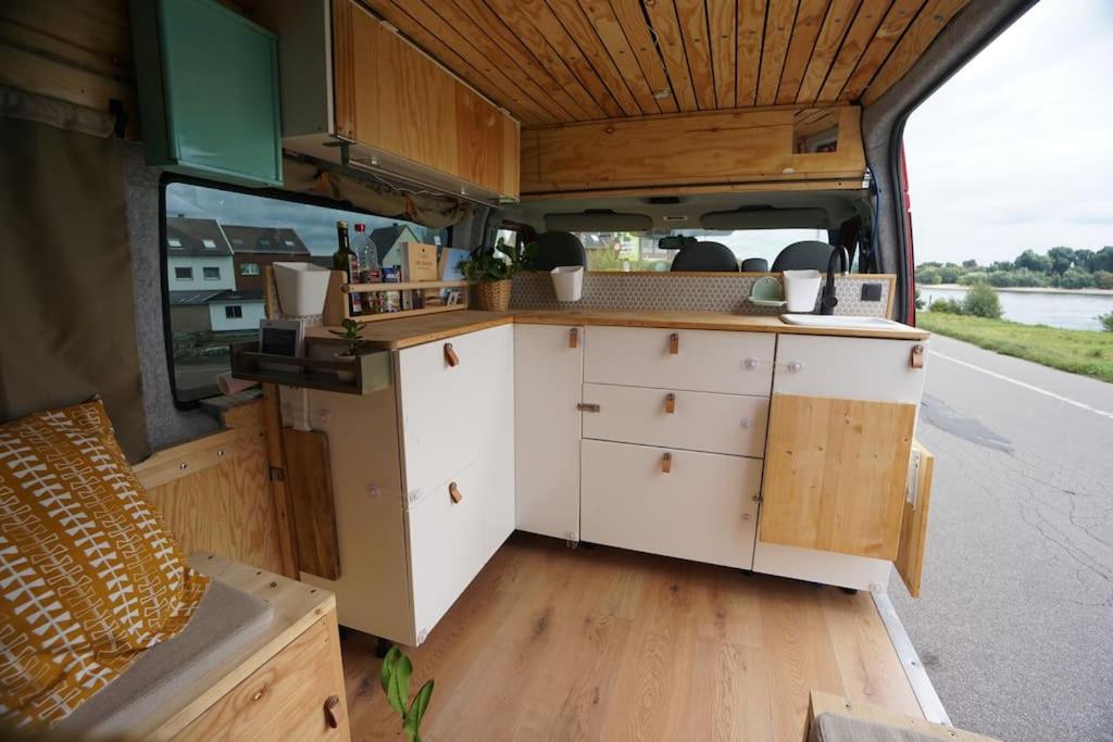 un interior de una caravana con una cocina en ella en Transi the Van, en Düsseldorf