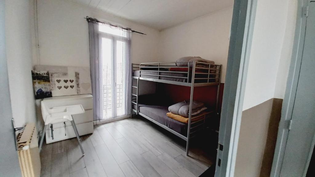 - une chambre avec 2 lits superposés dans l'établissement Logement Cosy 58m2 centre ville, à Perpignan