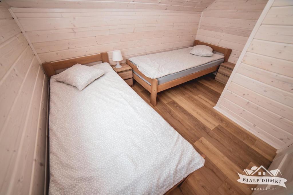 Postel nebo postele na pokoji v ubytování Białe Domki Mrzeżyno