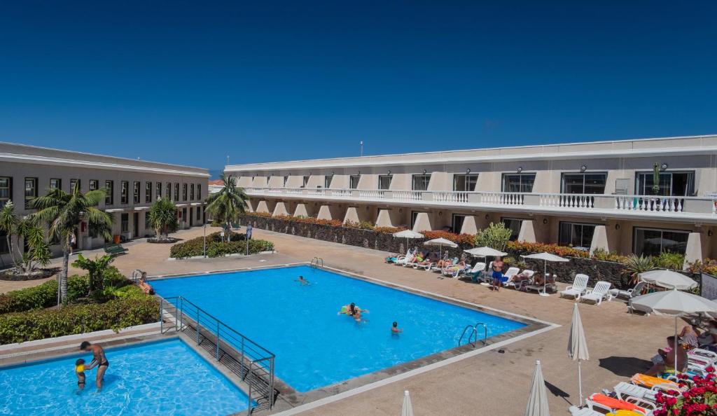 an image of the pool at the hotel at Apartamentos Charco del Conde in Valle Gran Rey