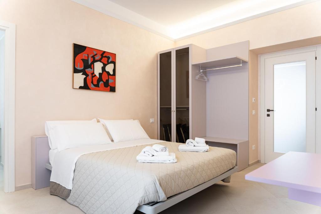 1 dormitorio con 1 cama con toallas en La casa sul muraglione en Termoli