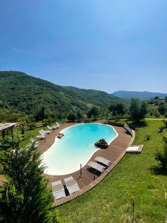 duży basen z leżakami i basenem w obiekcie Agriturismo Piano di Andrea w mieście Ostigliano