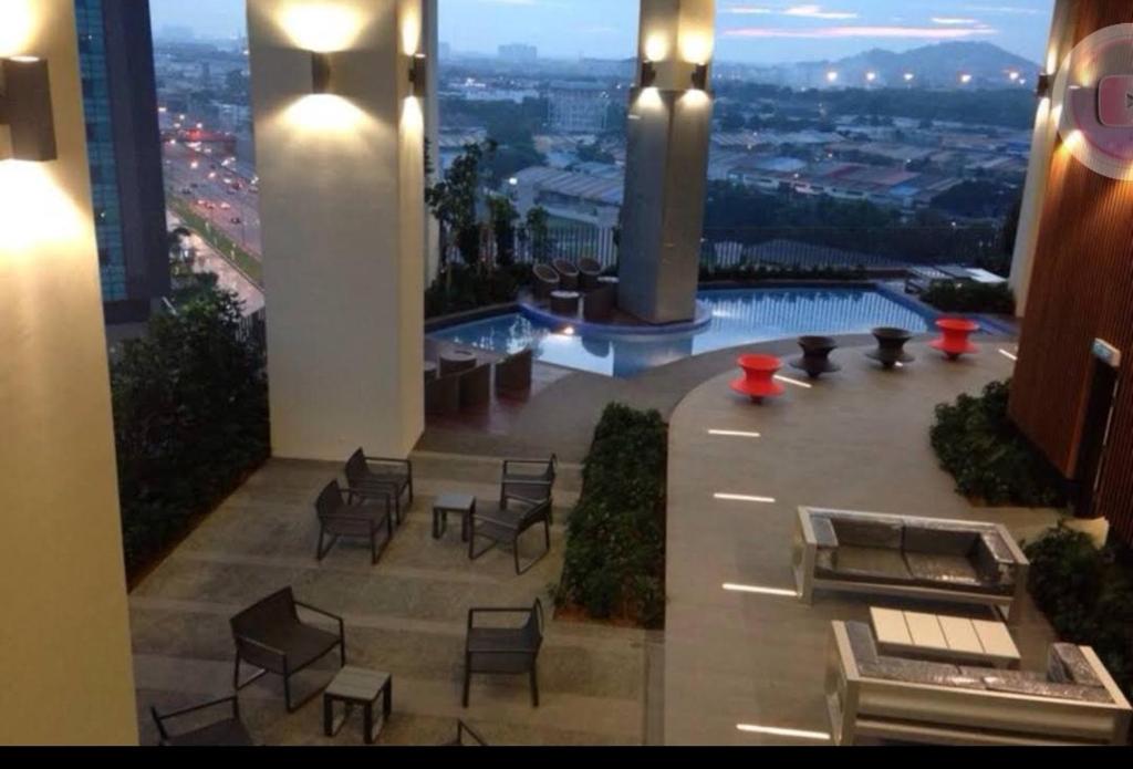 vistas a un edificio con sillas y piscina en SetiaWalk Pusat Bandar puchong, en Puchong