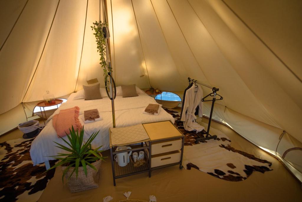 Postel nebo postele na pokoji v ubytování Rock Oak Glamping 3