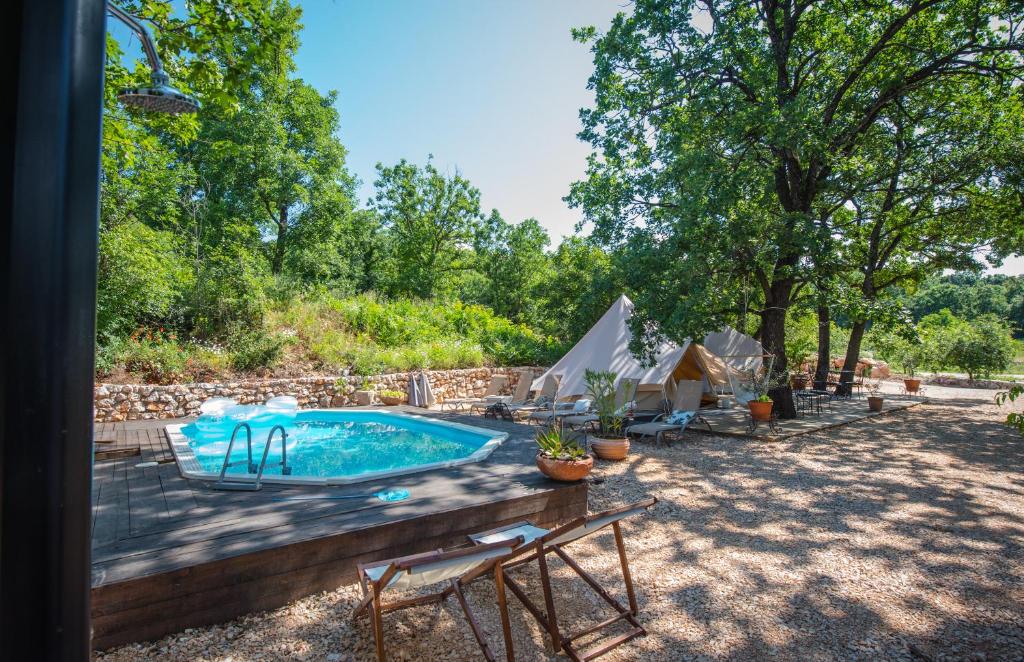 Bazén v ubytování Rock Oak Glamping 3 nebo v jeho okolí