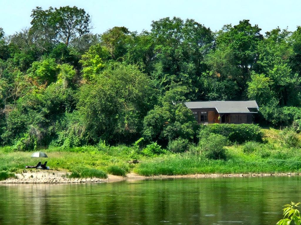 a cabin on the side of a river at ELBBLICK in Storkau