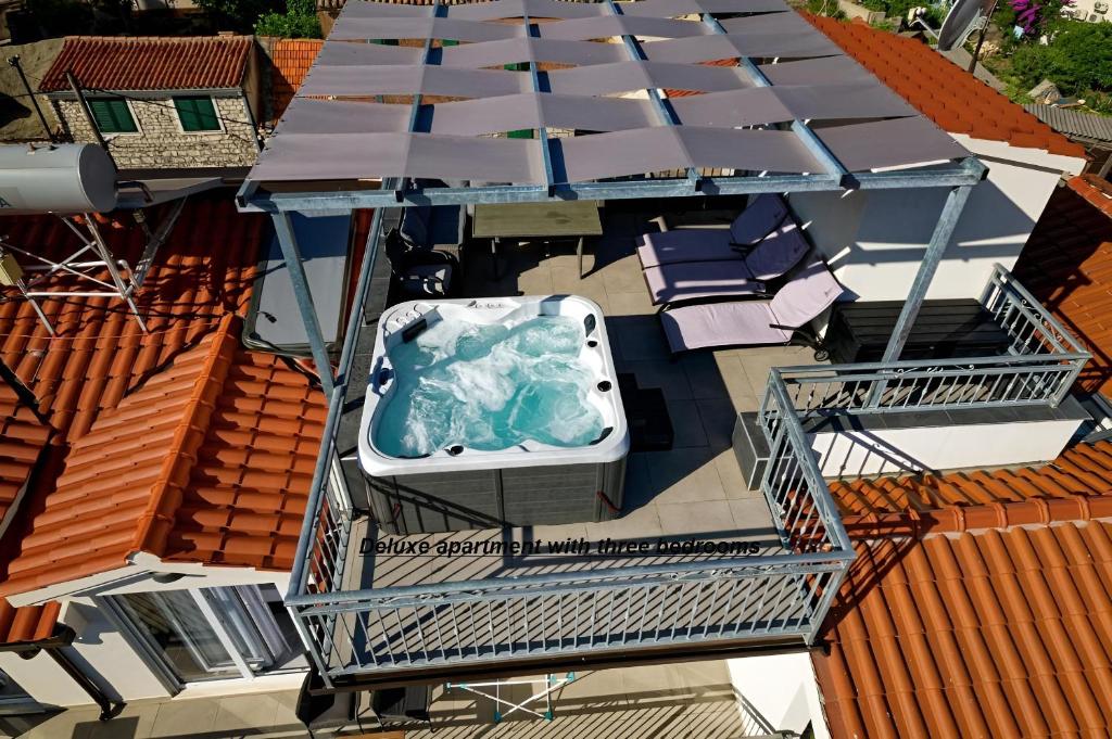 Balkón alebo terasa v ubytovaní Apartments & Rooms Žaja
