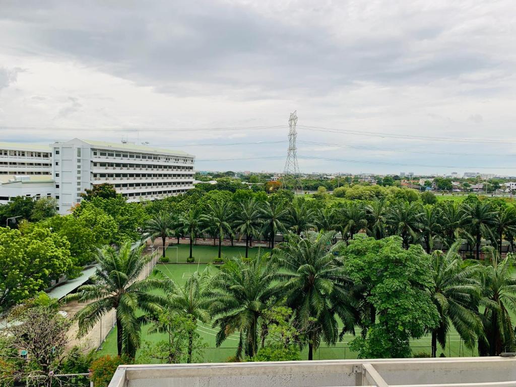 vistas a un parque con palmeras y edificios en For rent condo popular T8 fl8 en Thung Si Kan