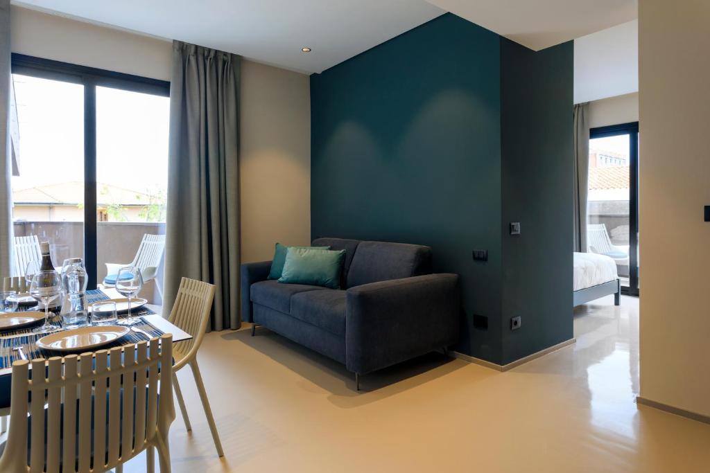 Ollen apartments في كاتانيا: غرفة معيشة مع أريكة وطاولة