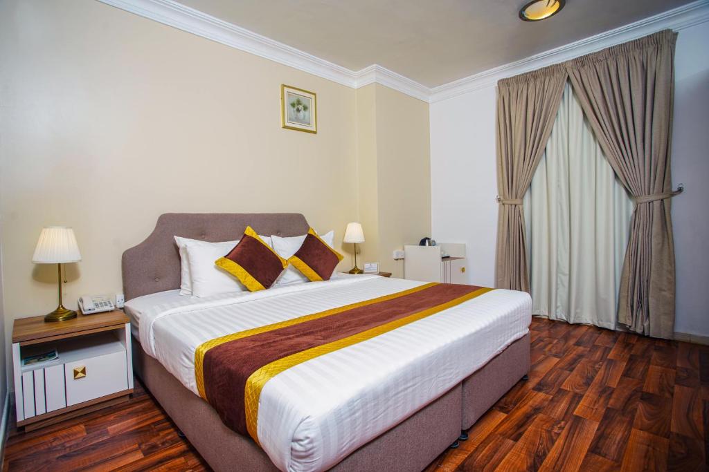 Postel nebo postele na pokoji v ubytování La Villa Suites Hotel
