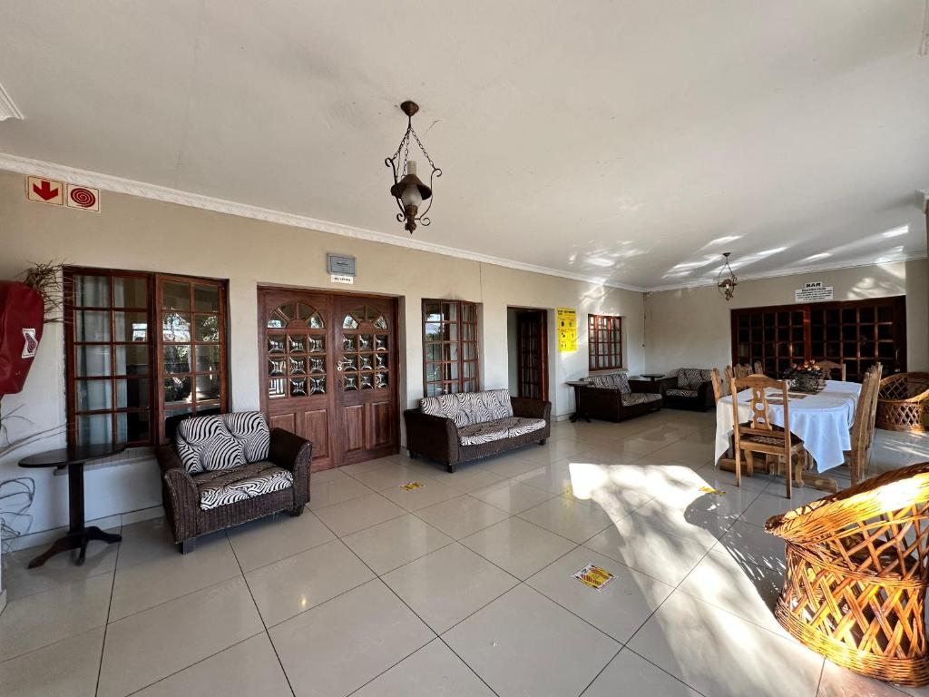 un grand salon avec une table et des chaises dans l'établissement Sidze Guest House, à Polokwane