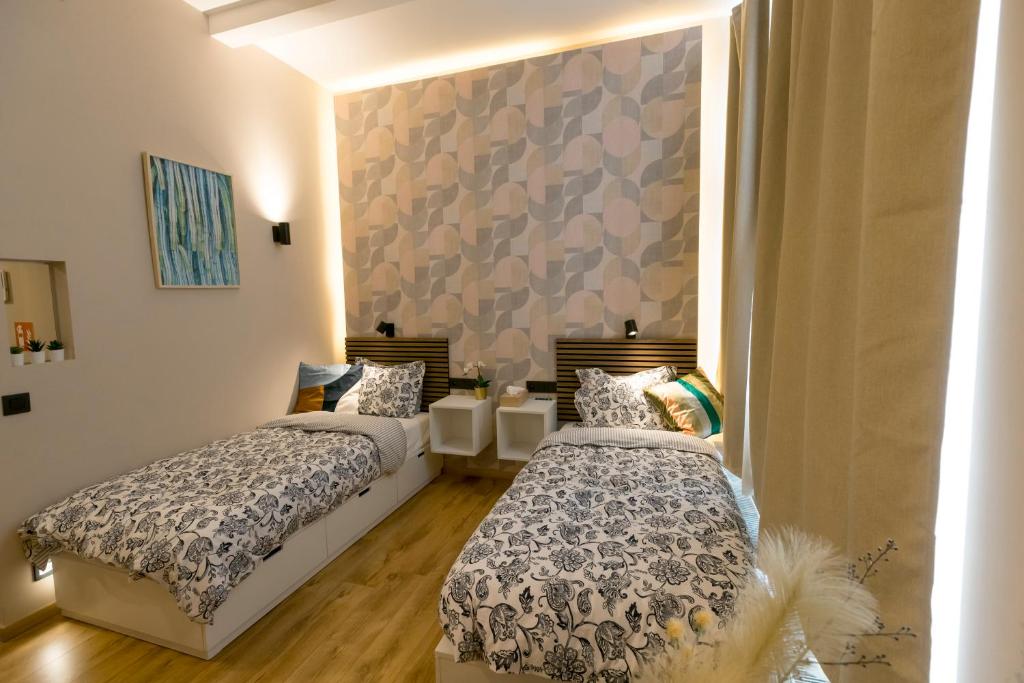 Postel nebo postele na pokoji v ubytování Golden Dove Luxury Aparts