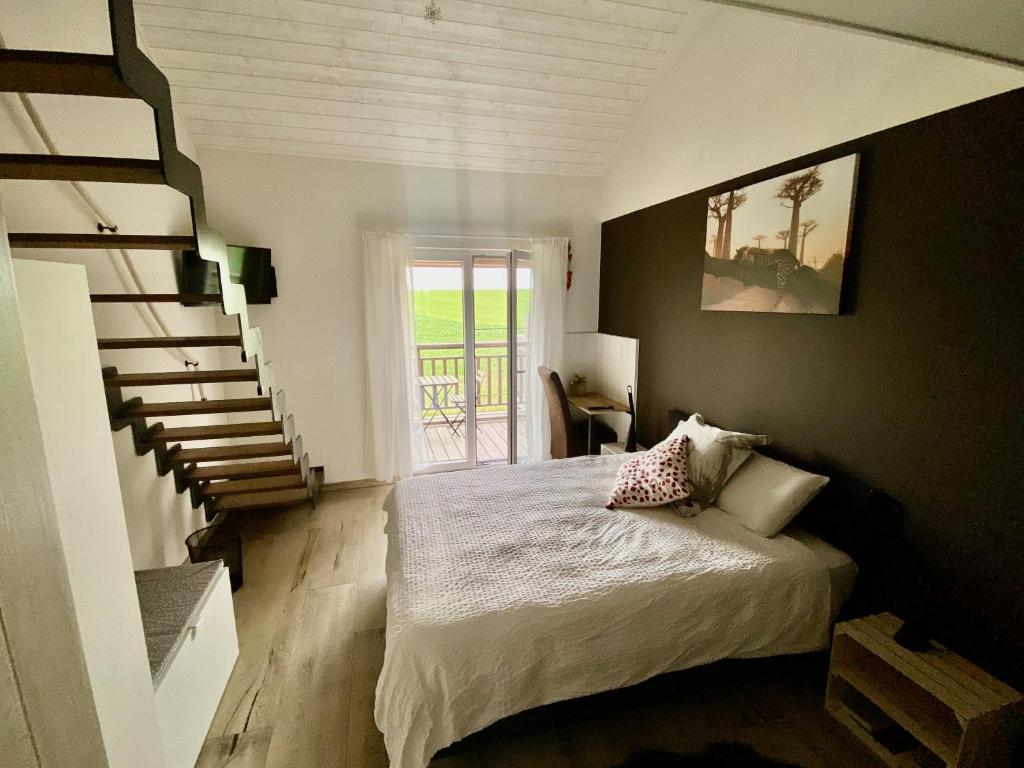 Postel nebo postele na pokoji v ubytování B&B Les Autres Sens