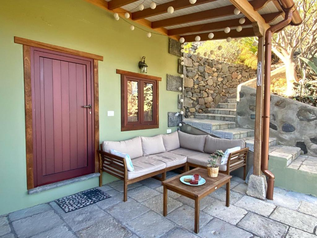 Posezení v ubytování El Pirguan Holiday House, your oasis in La Gomera