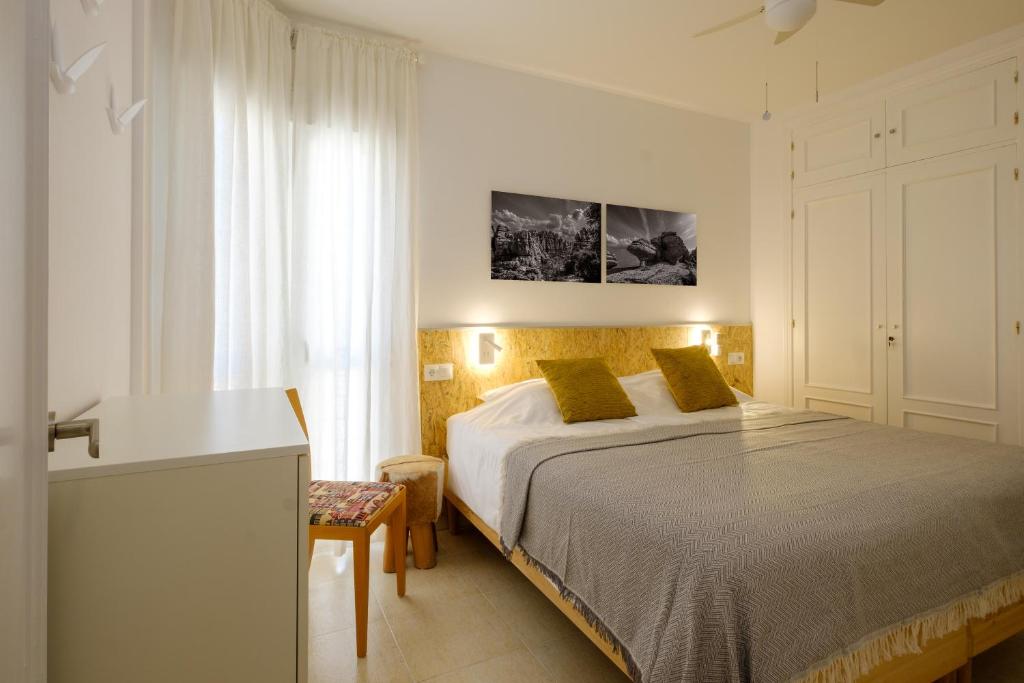 biała sypialnia z łóżkiem i oknem w obiekcie LOFT2STAY.COM w Maladze