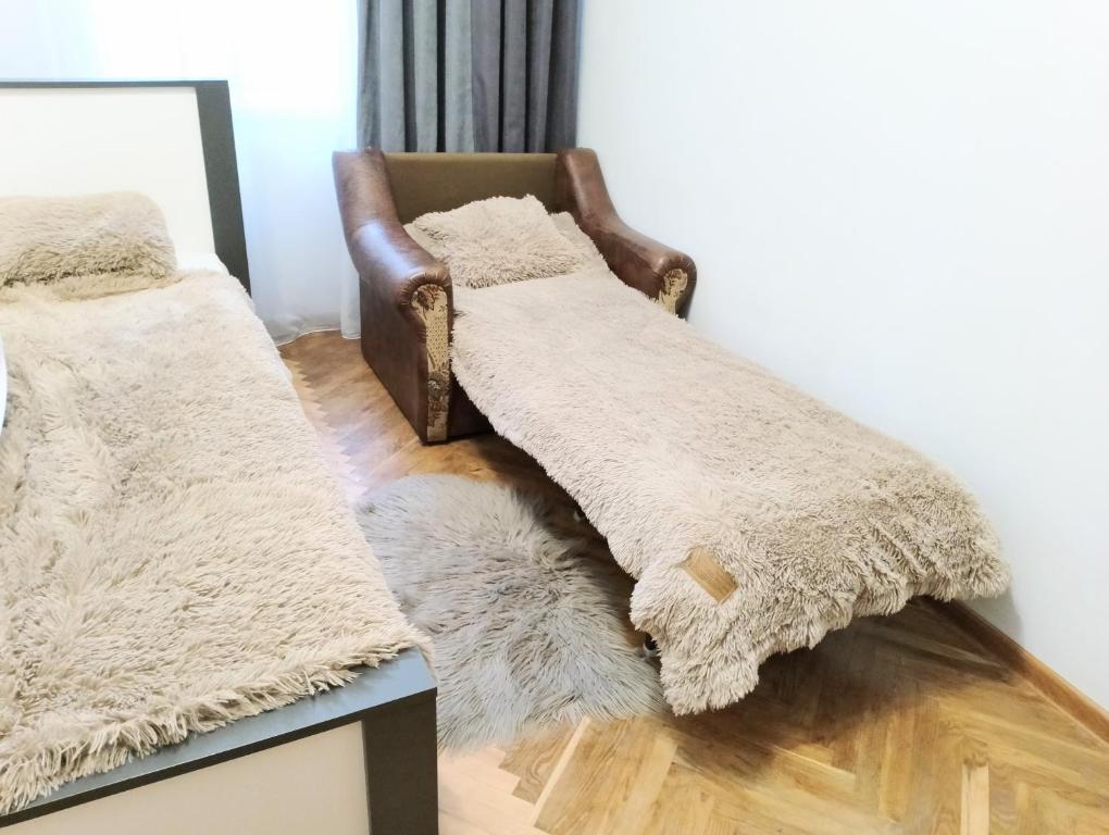 Cette chambre comprend un canapé et un miroir. dans l'établissement Comfortable modern apartment, à Lviv