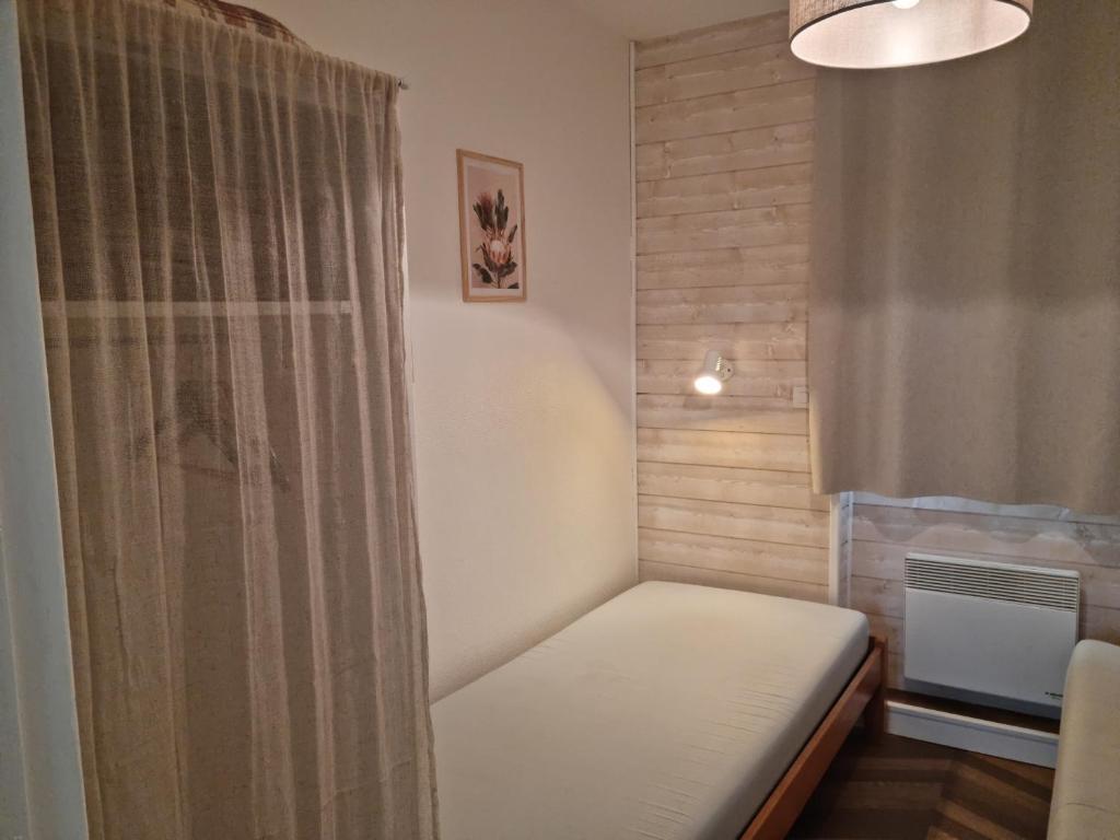 Postel nebo postele na pokoji v ubytování Hôtel VVF Eden Lake