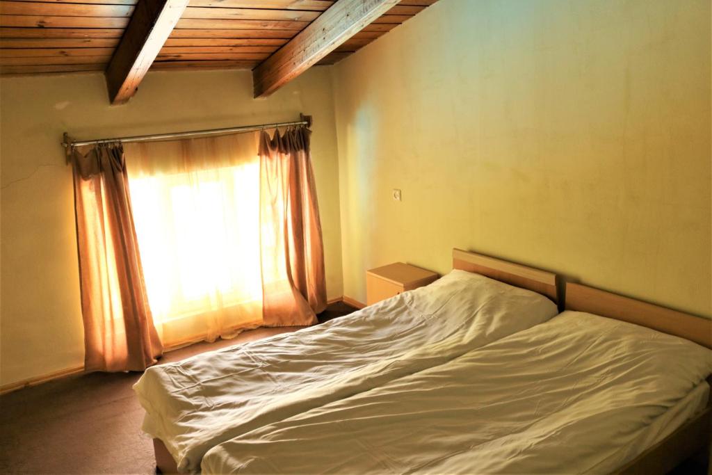 Postel nebo postele na pokoji v ubytování Taoskari Hotel